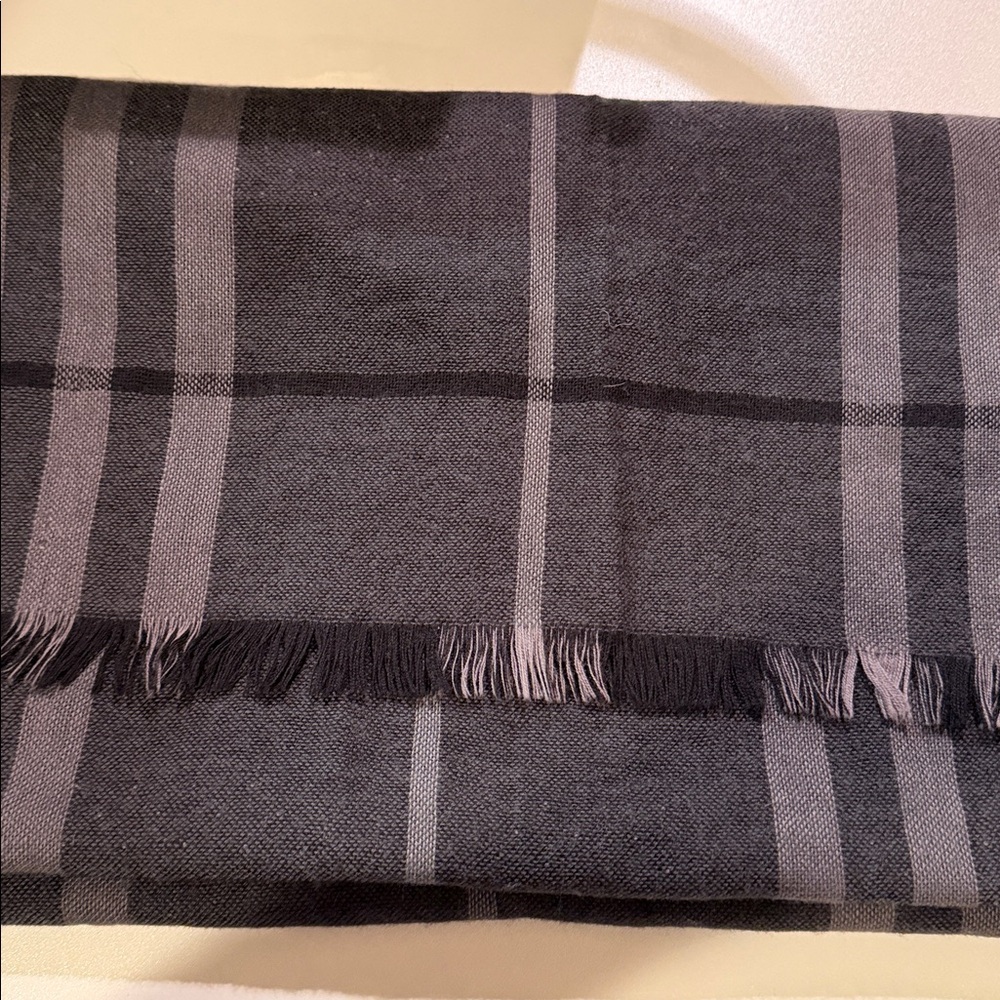 Burberry Check Charcoal/Black cashmere/wool scarf. 6’x1.5’ Lightweight but Warm - Picture 4 of 4